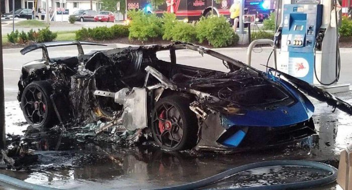На заправочной станции сожгли редкий Lamborghini 3
